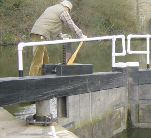 Hand-spike gate paddle operation at Salterhebble.