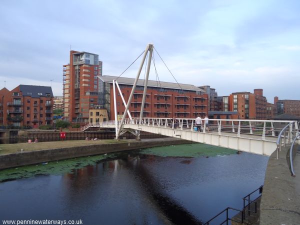 Footbidge by Leeds Lock, Aire and Calder Navigation