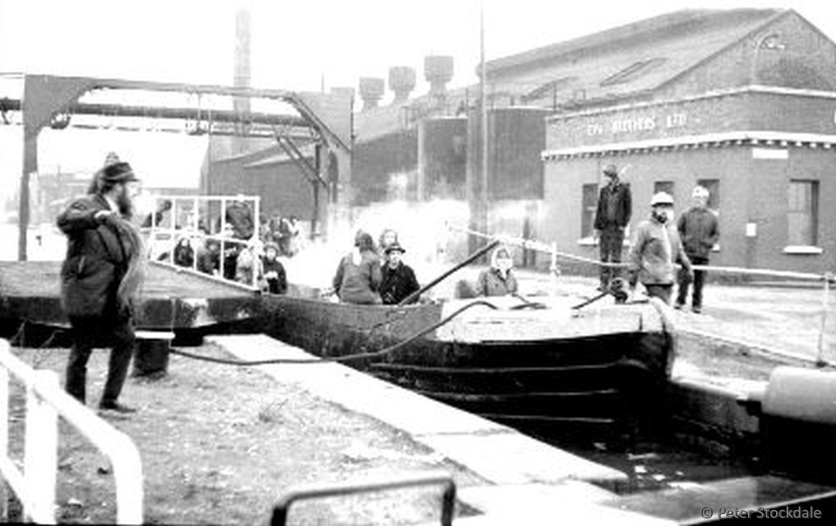 Crabtree Lane lock and swing bridge. photo: Peter Stockdale