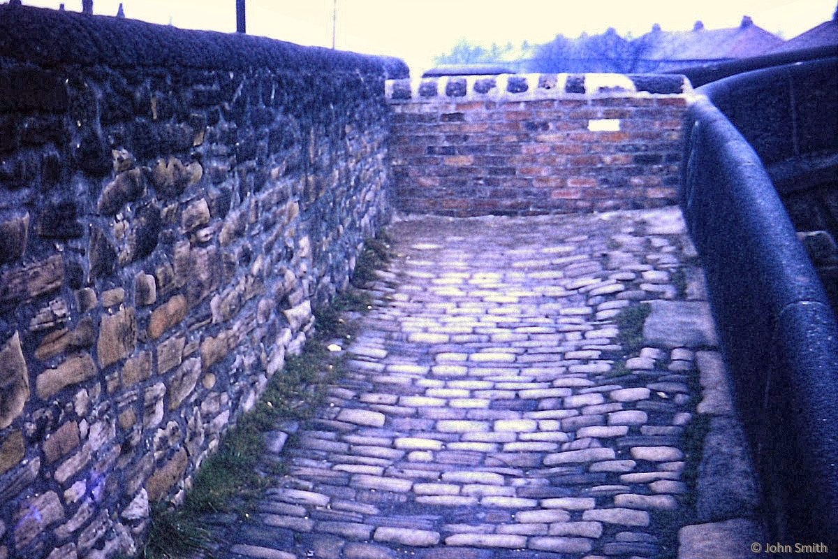 Lock 18 blocked access. photo: John Smith