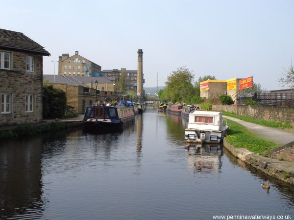 Huddersfield Broad Canal looking north Huddersfield Broad Canal looking north
