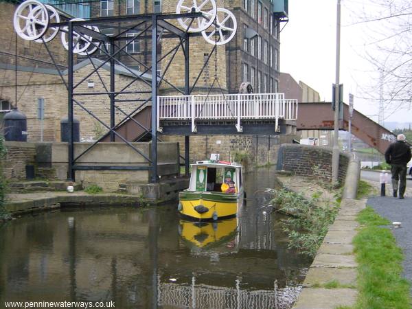 Locomotive lift bridge, Huddersfield Broad Canal Locomotive lift bridge, Huddersfield Broad Canal