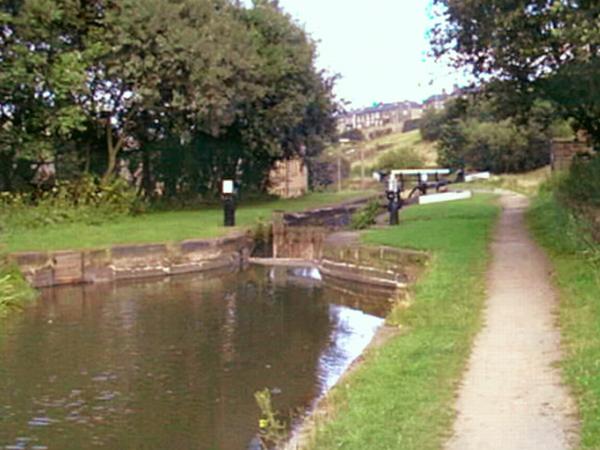 Looking east at Lock 12e, Golcar.