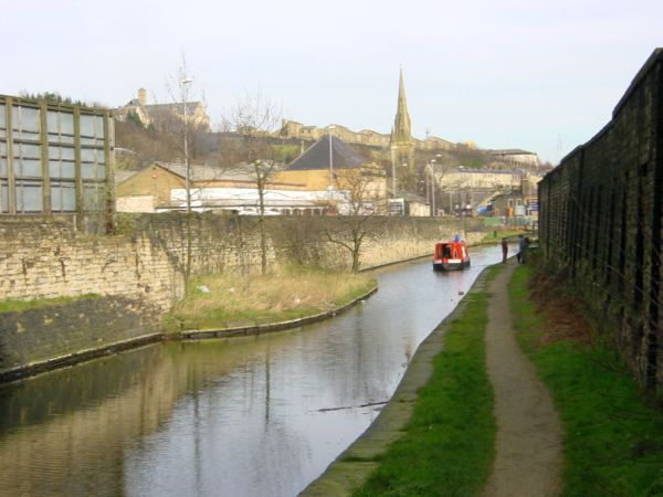 Looking towards Lock 4e at Longroyd Bridge, Huddersfield Looking towards Lock 4e at Longroyd Bridge, Huddersfield