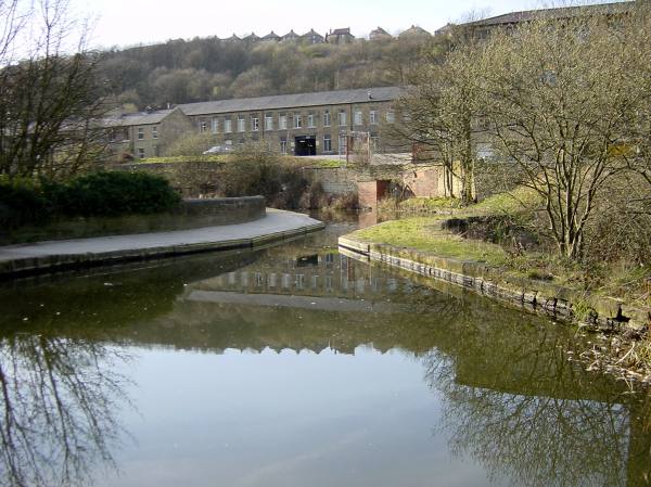 Looking west at Golcar Aqueduct, Golcar.