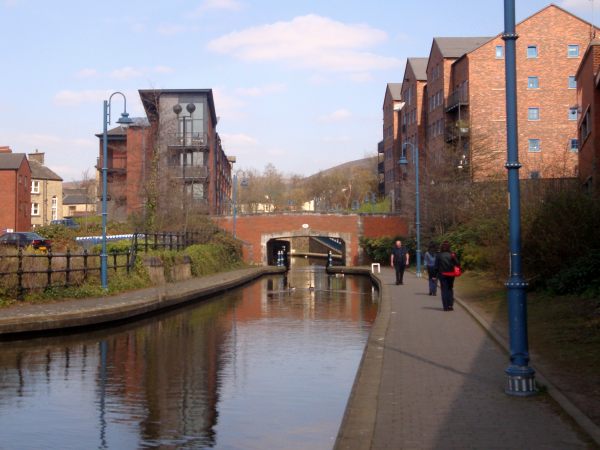 Huddersfield Narrow Canal, apartments in Stalybridge