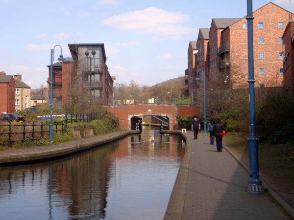 Huddersfield Narrow Canal, apartments in Stalybridge 