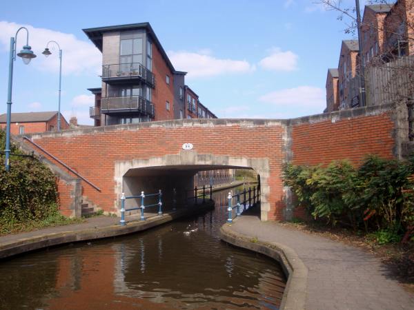 Huddersfield Narrow Canal, apartments in Stalybridge