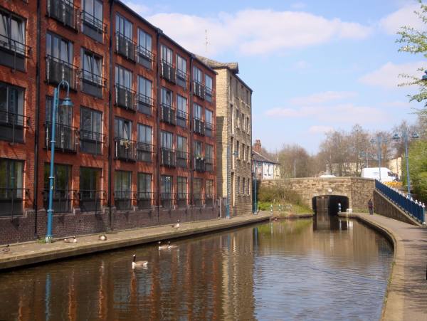 Huddersfield Narrow Canal, Mottram Road bridge 