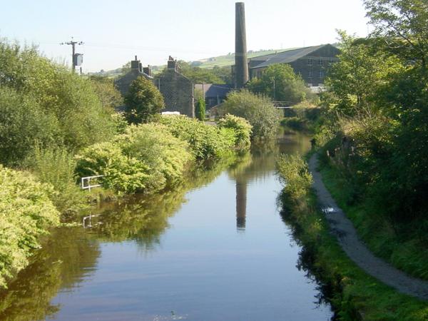 Huddersfield Canal near Cellars Clough