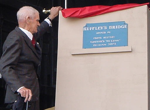 Frank Ruffley unveils a plaque