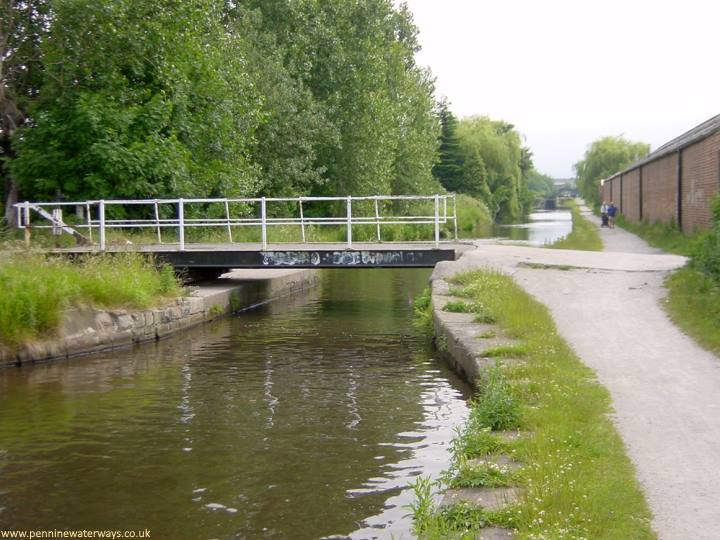 Clockhouse swing bridge