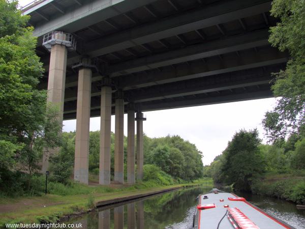 M62 viaduct, Kirklees Cut, CCalder and Hebble Navigation M62 viaduct, Kirklees Cut, Calder and Hebble Navigation