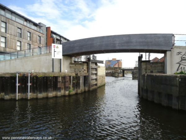 Wakefield Flood Lock, alder and Hebble Navigation Wakefield Flood Lock, Calder and Hebble Navigation
