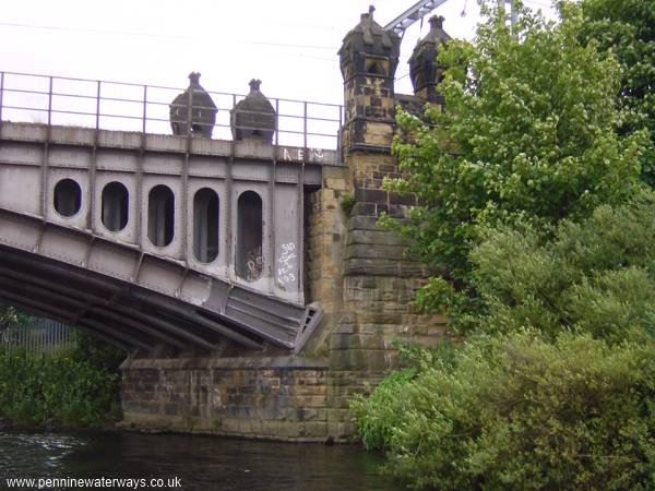 Belle Isle railway bridge, Calder and Hebble Navigation