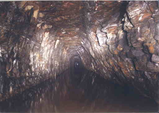 Standedge Tunnel - rock surfaced section. Reproduced with permission of Huddersfield Canal Society. Standedge Tunnel - rock surfaced section. Reproduced with permission of Huddersfield Canal Society.