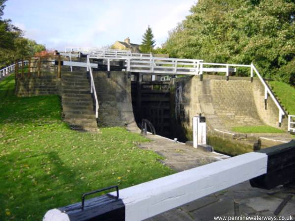 Bingley 5-rise staircase locks, side view