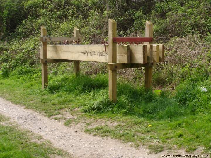 Macclesfield Canal, stop planks