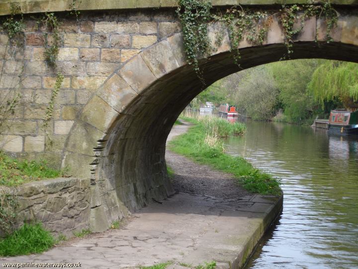 Macclesfield Canal, Grooves in the stonework of Marriots Bridge