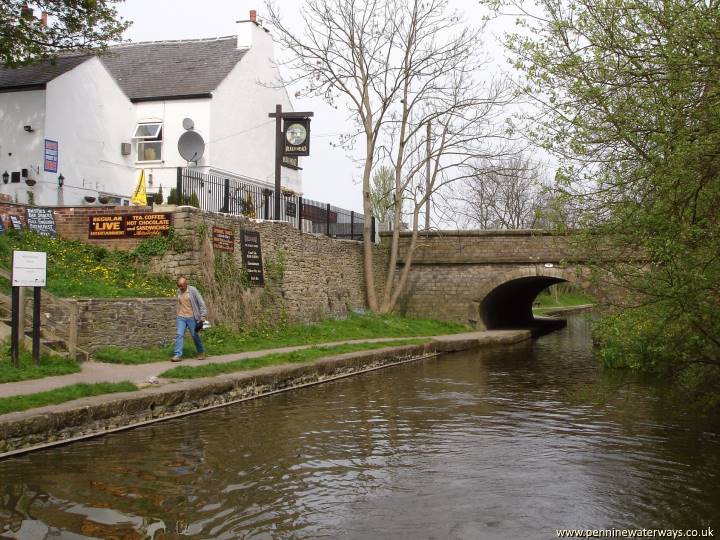 Macclesfield Canal, Bull's Head Inn at High Lane