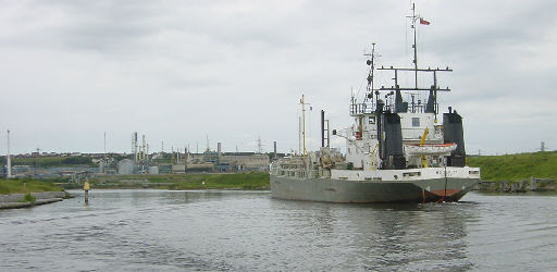 The dredger MD Severn passes Frodsham Marsh, Manchester Ship Canal