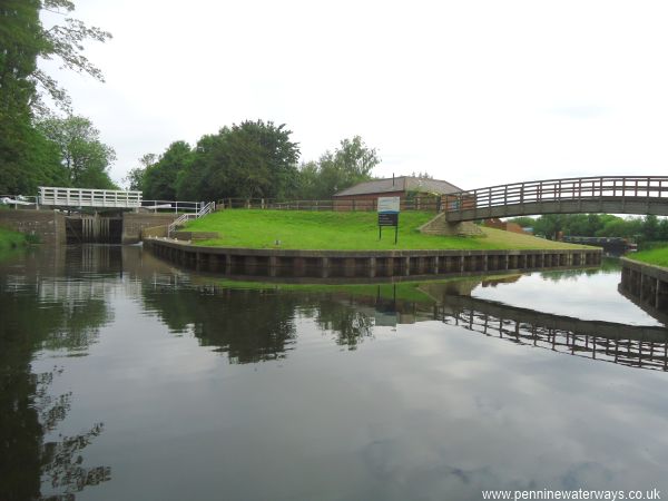 Bell Furrows Lock, Ripon Canal Bell Furrows Lock, Ripon Canal