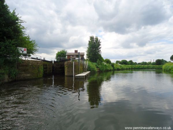 Bank Doles Lock, River Aire Bank Doles Lock, River Aire
