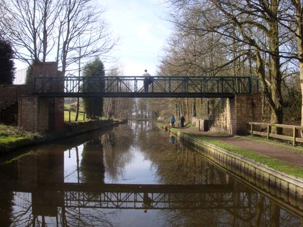 Footbridge near Apethorne Aqueduct